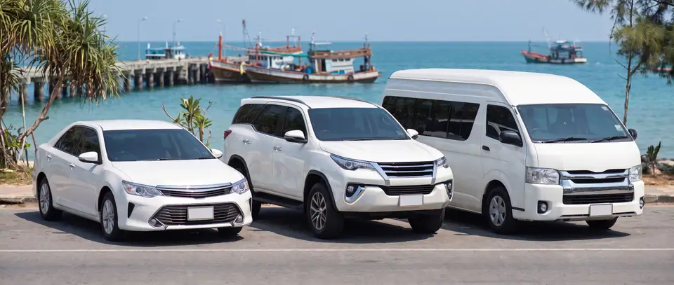 แท็กซี่รถเก๋ง SUV และรถตู้ จอดริมถนนเลียบทะเลใกล้ท่าเรือบ้านเพ